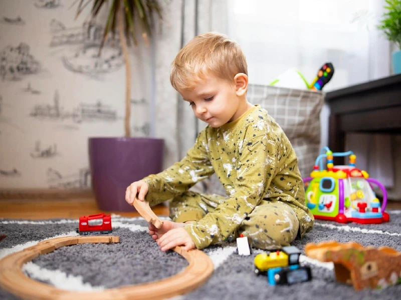 کودک بیش فعال در حال بازی با اسباب بازی