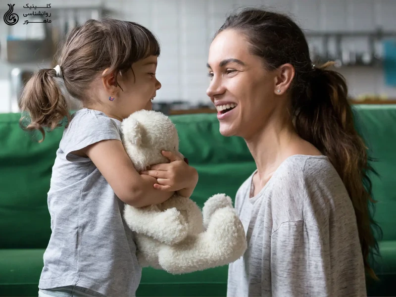 کودک در حال بیان احساسات به والد