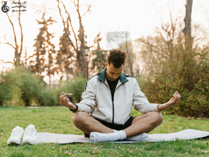فرد وسواسی در حال مدیتیشن