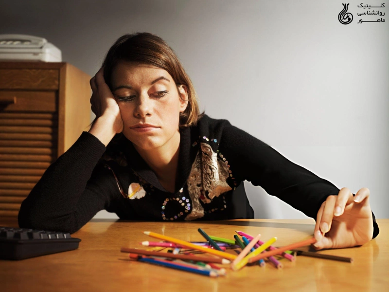 زن در حال اهمال کاری